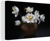 Canvas Schilderij Witte lotussen in een vaas - 30x20 cm - Wanddecoratie