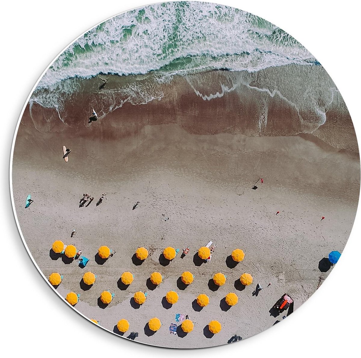 Forex Wandcirkel - Strand met Gele Parasolletjes - 40x40cm Foto op Wandcirkel (met ophangsysteem)
