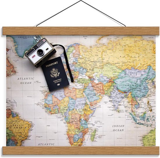 Schoolplaat – Paspoort + Camera op Wereldkaart - 40x30cm Foto op Textielposter (Wanddecoratie op Schoolplaat)