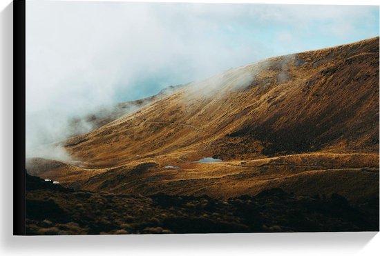 Canvas  - Bergen in de Wolken - 60x40cm Foto op Canvas Schilderij (Wanddecoratie op Canvas)