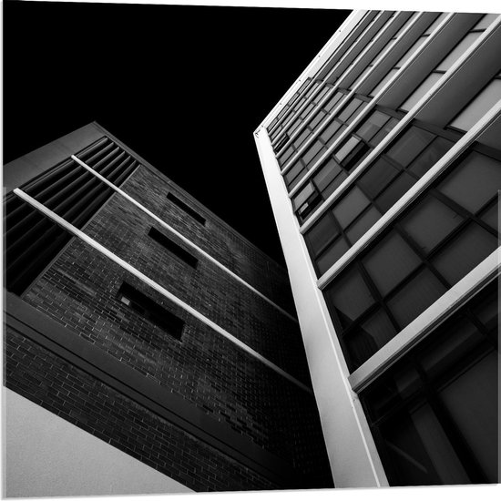 Acrylglas - Twee Hoge Gebouwen (zwart/wit) - 80x80cm Foto op Acrylglas (Met Ophangsysteem)