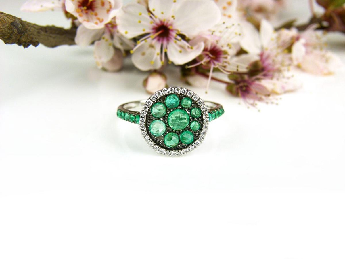Ring in wit goud gezet met smaragd en diamant