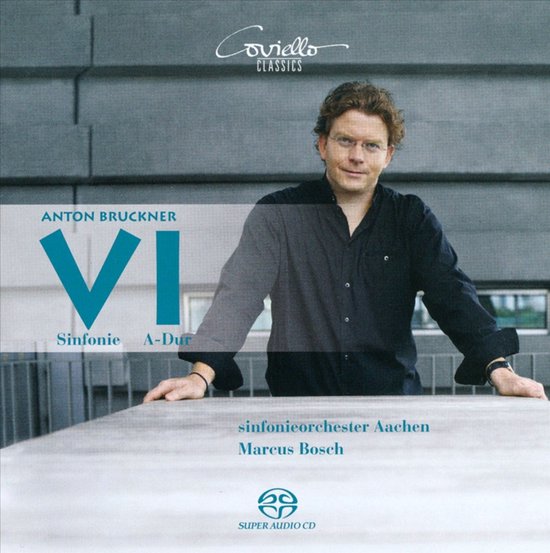 CD hoes met Marcus Bosch in een zwart overhemd, met "Anton Bruckner VI Sinfonie A-Dur" erop.