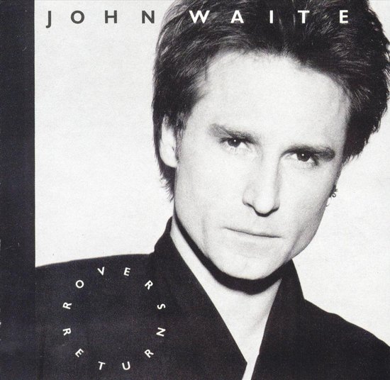 John Waite, met de tekst "ROVER'S RETURN" in een cirkel op zijn jasje.