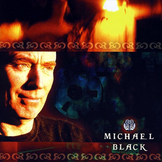 Een close-up van Michael Black, met links een portret en rechts abstracte patronen en tekst.