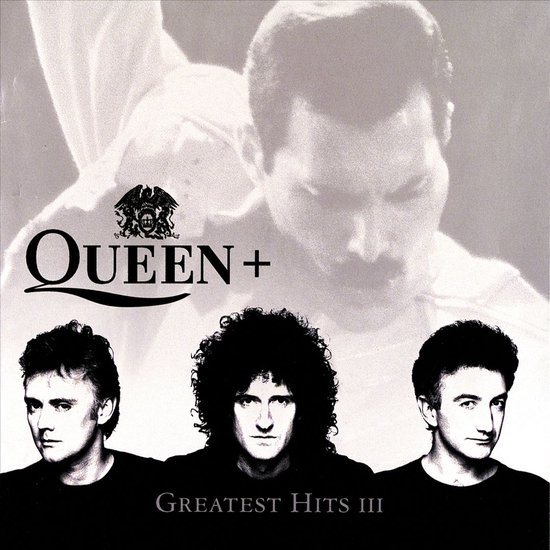 Queen + Greatest Hits III albumcover met portretten van Freddie Mercury, Brian May, Roger Taylor en John Deacon.