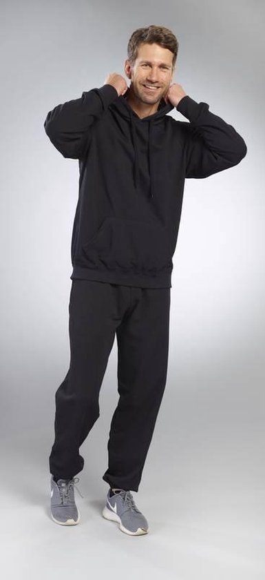 Man draagt een zwarte hoodie met capuchon, een buidelzak en een zwarte joggingbroek.