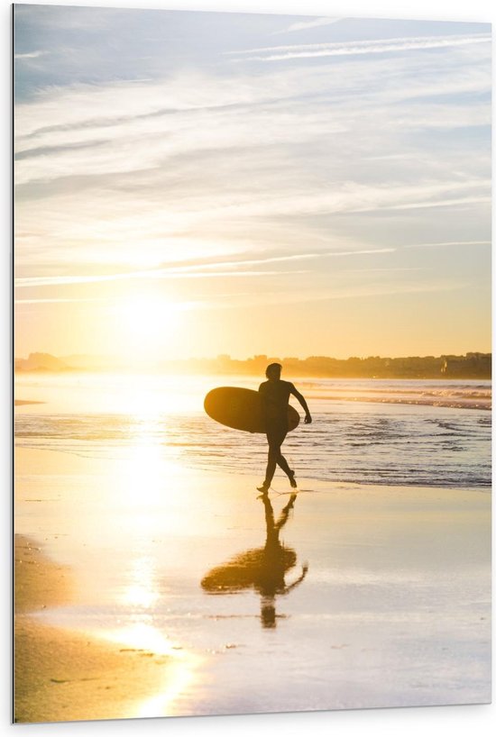 Dibond - Rennende Surfer op Strand - 80x120cm Foto op Aluminium (Met Ophangsysteem)