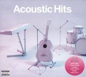 Albumhoes met tekst 'Acoustic Hits'. Een witte gitaar, keyboard en drumstel op een roze-grijze achtergrond.