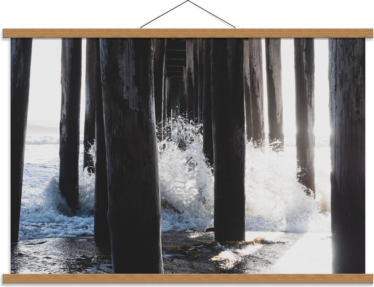 Schoolplaat – Palen van een Pier in het Water - 90x60cm Foto op Textielposter (Wanddecorat