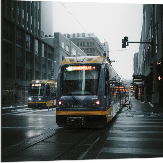 Dibond - Metro in Grauwe Stad - 80x80cm Foto op Aluminium (Met Ophangsysteem)