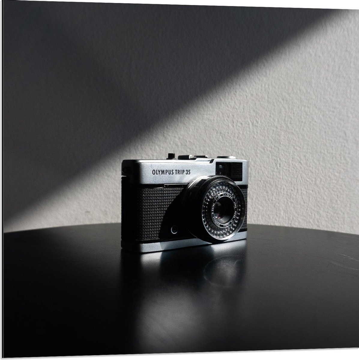 Dibond - Fotocamera op Tafel (Zwart/wit) - 80x80cm Foto op Aluminium (Met Ophangsysteem)