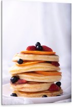Dibond - Mini Pancakes met Bessen en Aardbeien - 80x120cm Foto op Aluminium (Wanddecoratie van metaal)