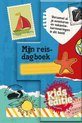 Boekomslag van 'Mijn reisdagboek Kids editie' met een zeilboot, koffers, aarde en zonnige afbeeldingen.