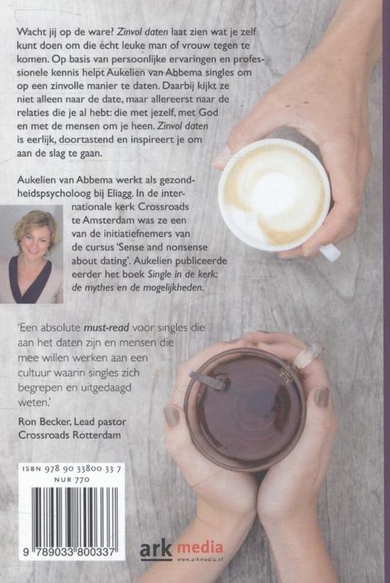 Twee handen houden kopjes koffie vast, met een boek dat erop ligt.
