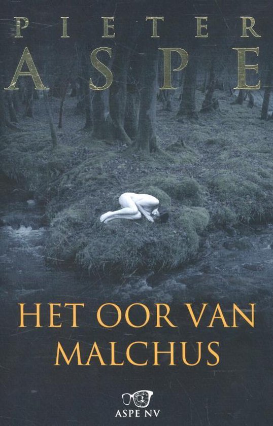 Couverture du livre 'Het oor van Malchus' avec femme endormie sur de la mousse dans une forêt, ambiance sombre.