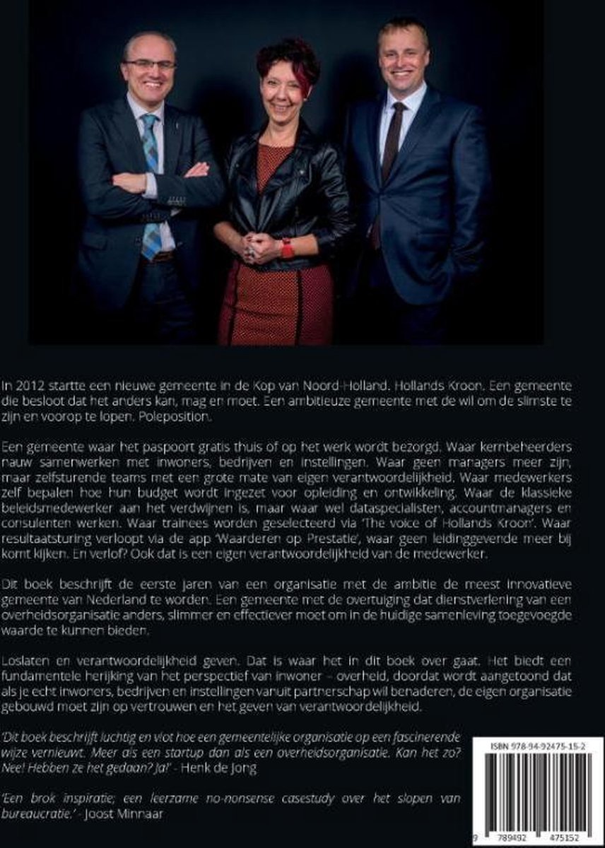 Achterkant boek met tekst en een foto van drie personen in pakken.