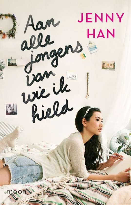 Jong meisje met diadeem ligt op bed en schrijft, met tekst 'Aan alle jongens van wie ik hield'.