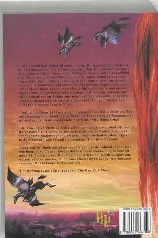Achterkant van Harry Potter en de Orde van de Feniks boek met tekst en een illustratie van zwarte paarden met vleugels.