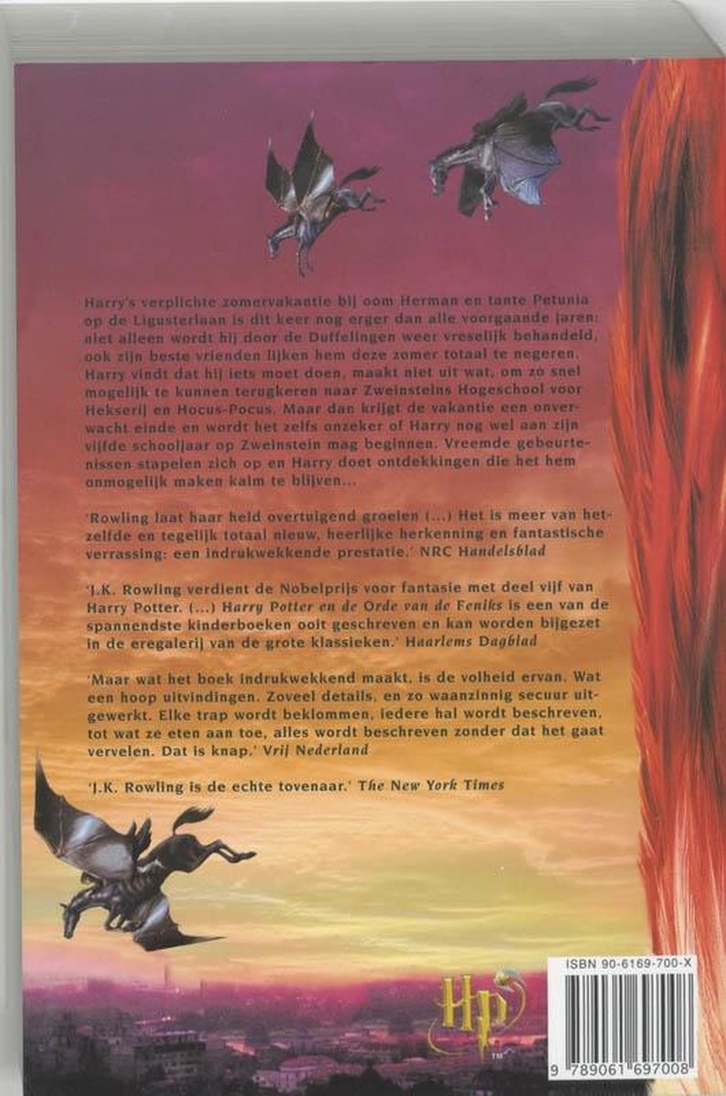 Achterkant van Harry Potter en de Orde van de Feniks boek met tekst en een illustratie van zwarte paarden met vleugels.