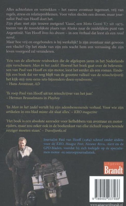 Achterkant van het boek 'Man in het zadel' met een foto van Paul van Hooff op een motorfiets en citaten over het boek.