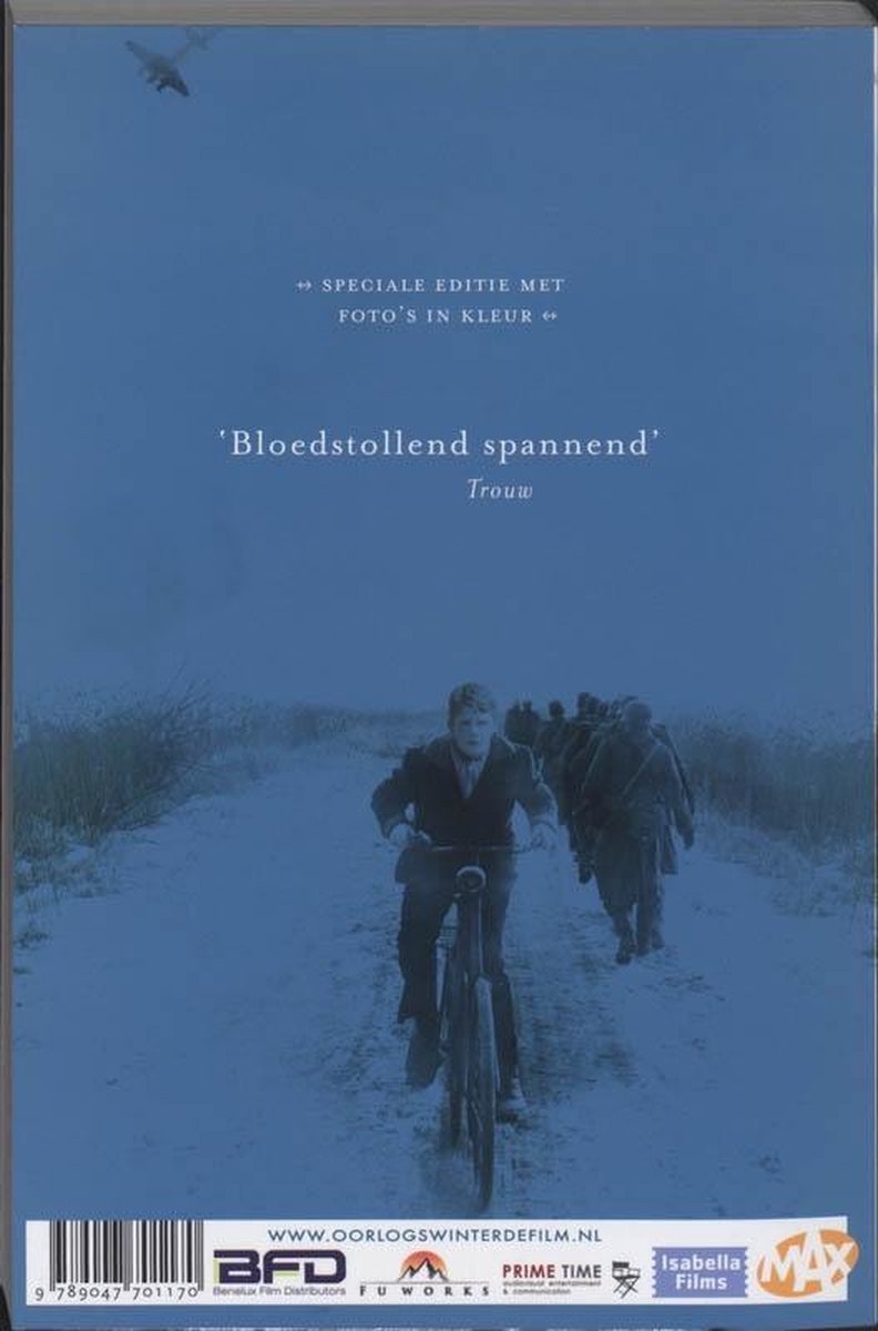 Een filmhoes met een winterlandschap. Een jongen fietst op een besneeuwde weg, achtervolgd door soldaten. Een vliegtuig vliegt in de lucht.