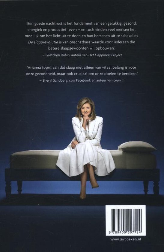 Vrouw in witte kleding zit op een bed, met tekst van Gretchen Rubin en Sheryl Sandberg.