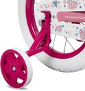 Roze fiets met zijwieltjes en opdruk van hartjes, in close-up.