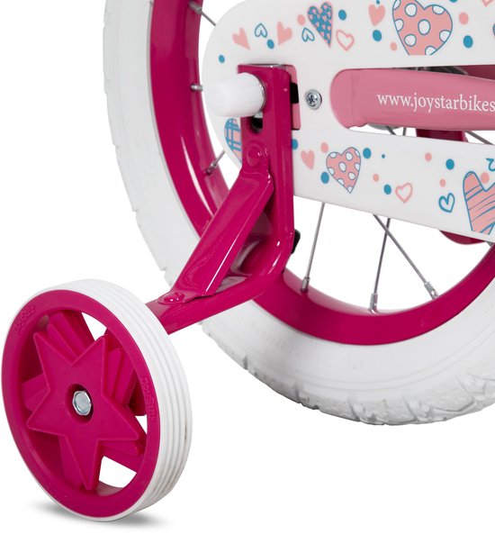 Roze fiets met zijwieltjes en opdruk van hartjes, in close-up.