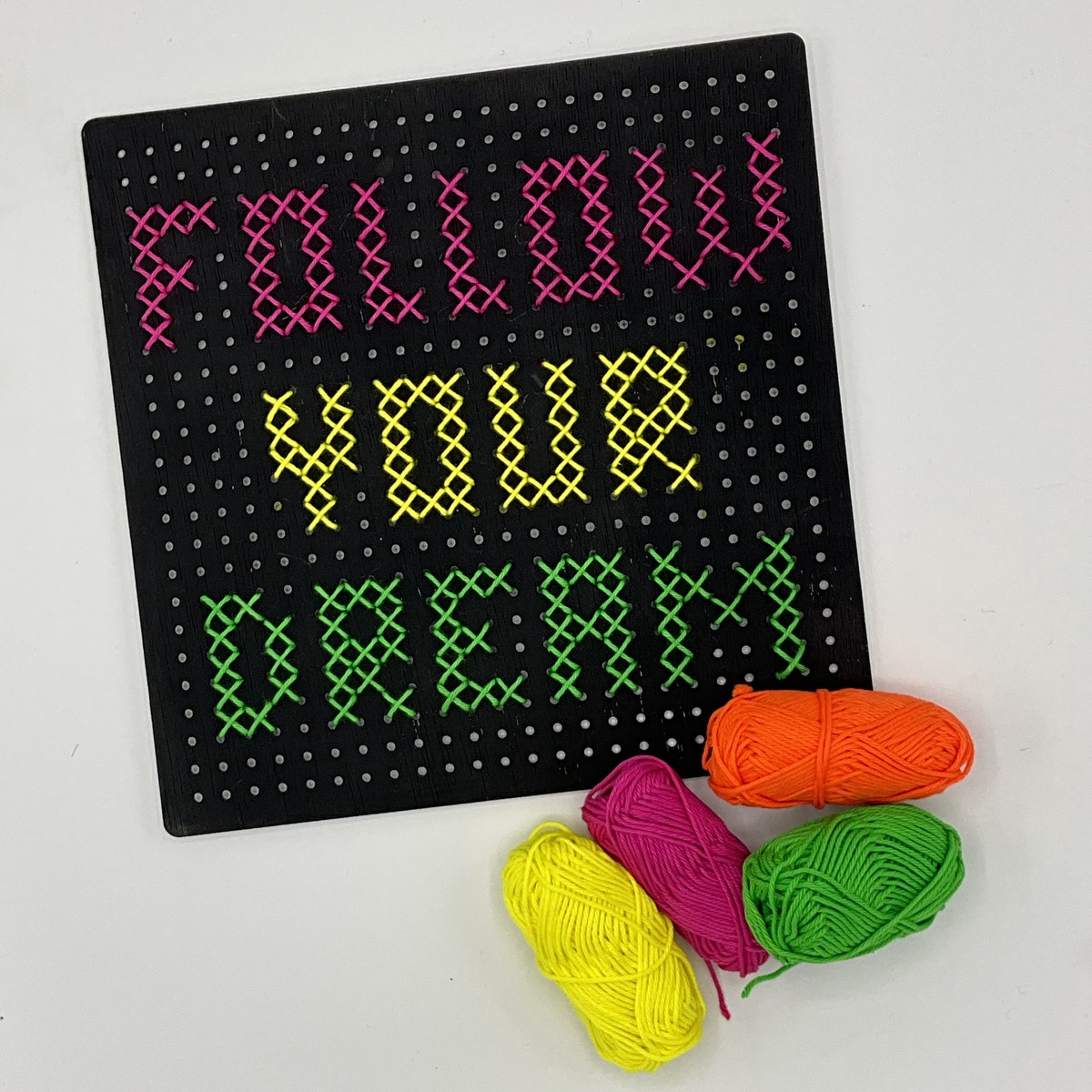 Maak 'T Zelf DIY Workshop Hobby Pakket Volwassenen - Borduurplank Neon/Zwart/Wit - Borduren - Creatief - Kerstcadeau - Doe het zelf Cadeau - Cadeaupakket - Workshop in een Doosje - Knutselpakket