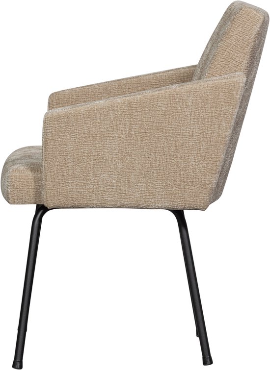Zij-aanzicht van een beige eetkamerstoel met stoffen bekleding en zwarte metalen poten.