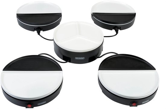 Zwarte en witte gourmetset met een centrale schaal met drie vakken en vier ronde bakplaten, elk met een zwart en wit oppervlak.