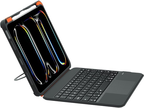 Étui de tablette gris avec accents orange, posé sur un support réglable, avec un clavier assorti avec trackpad.