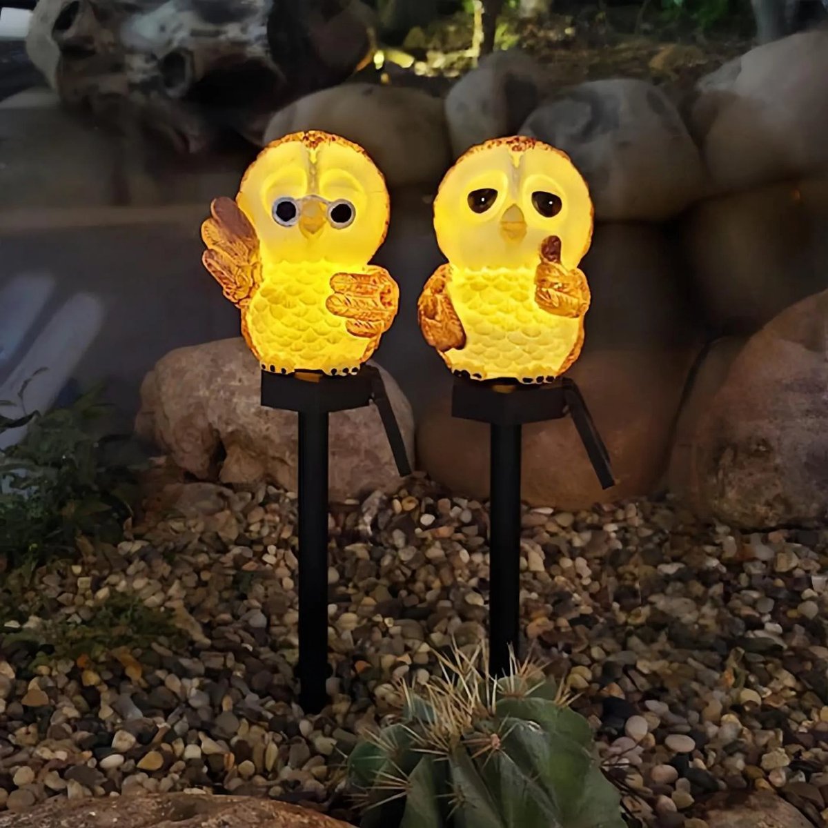 Twee LED-tuinlampen op zonne-energie, decoratieve buitenverlichting op zonne-energie, gazonverlichting op zonne-energie, warm wit licht, geschikt voor tuinen, terrassen en paden.