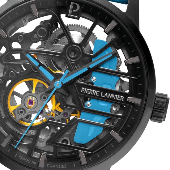 Close-up van een zwart skelet horloge met blauwe wijzers en details. Het merk 'PIERRE LANNIER' is zichtbaar.