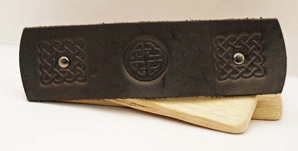 Leren haarclip zwart van een 4 delige knoop + 2 knopen- lederen keltische haarclip - celtic haarclips - haarspelden met knopen - handgemaakte leren haarclips - zwarte dames haarclips - haarclips groot - haarclips lang haar - haarclips paardenstaart