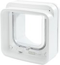 Wit SureFlap microchip kattenluik met transparante deur en zilverkleurige rand, op een witte achtergrond.
