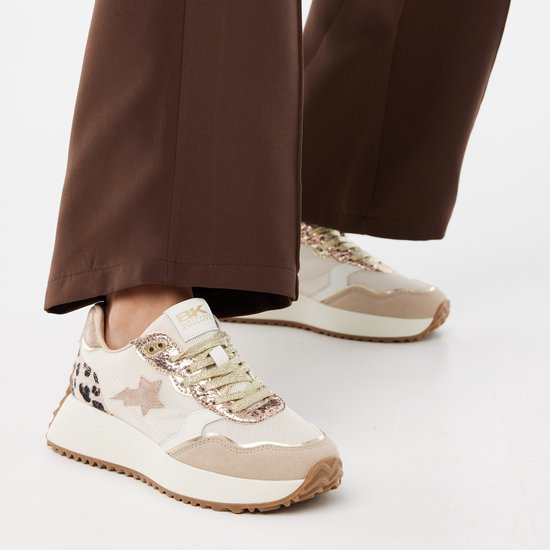 Gebroken witte sneakers met zandkleurige suède details, gouden pailletten en panterprint accenten.