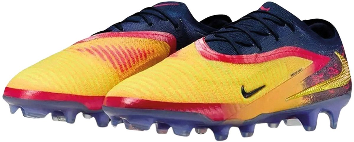 Nike Phantom 6 Low Elite voetbalschoenen in geel en blauw met vetersluiting en gripknit bovenwerk voor optimale balcontrole.