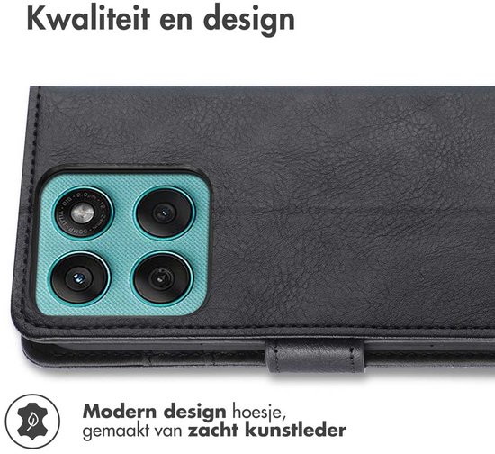 Zwarte kunstlederen telefoonhoes met textuur en een camerasleuf.