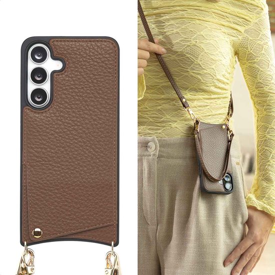 Écran divisé : étui de téléphone marron texturé avec porte-cartes, et femme portant un haut jaune avec l'étui.