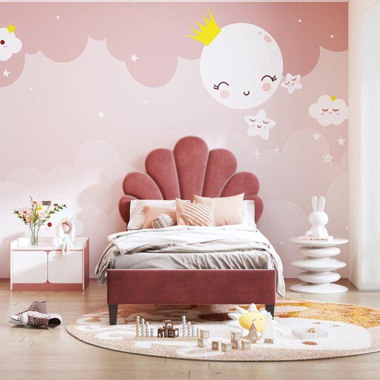 Chambre de fille avec lit rose, tête de lit en forme de coquillage, peinture murale de lune blanche et jouets.