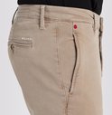 Detail van de achterkant van een beige Mac Jeans chino, met MAC JEANS logo op de zak.