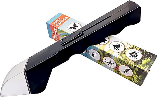Zwarte insectenvanger met transparante kop, naast een doos met de tekst 'Insect Catcher' en afbeeldingen van insecten.
