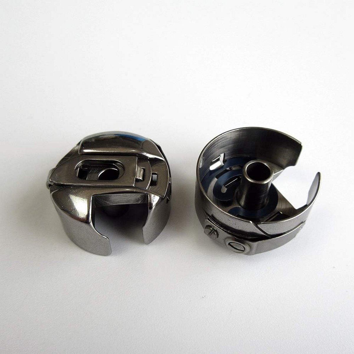 2x Spoelhouder en Spoel Kasten voor Naaimachines (Diverse Modellen)