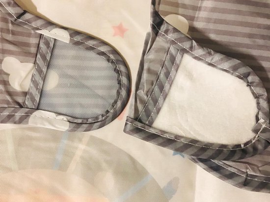 Grijze gestreepte rand met witte stiksels op een slabbetje met schattige dierenprint.