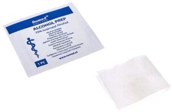 Individueel verpakte Romed alcohol swab (70% isopropyl alcohol) naast een uitgevouwen swab.