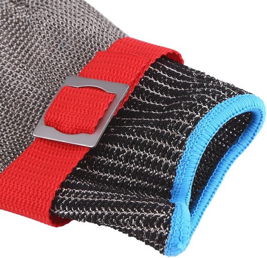 Detail van een metalen handschoen met rode polsband, gesp en blauwe rand.