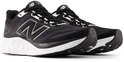 Paar zwarte New Balance sportschoenen met witte zolen, grijze N-logo's en 'Fresh Foam' opdruk.