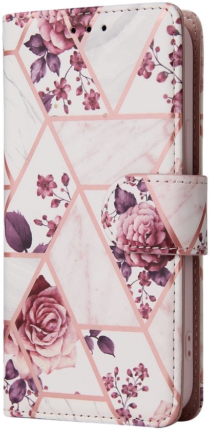 Étui de téléphone blanc avec fleurs roses, feuilles et imprimé marbre géométrique.